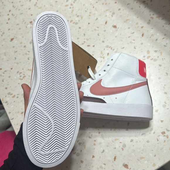 Nike women’s blazer mid 77’ size 7 - Picture 4 of 6